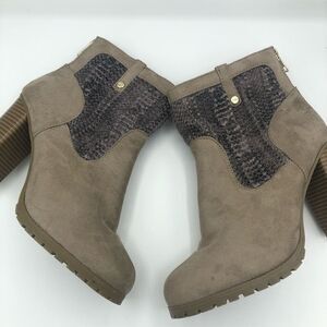 Juicy Couture Lupia Taupe Heeled Ankle Boots Booties Women Size 8.5 Faux Leather